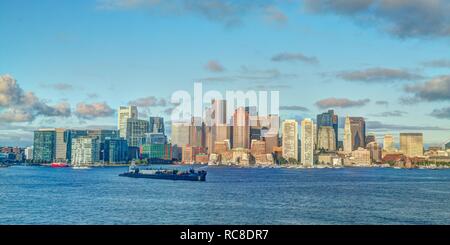 Skyline, gratte-ciel, d'un cargo, canal principal de Boston, Boston, Massachusetts, USA Banque D'Images