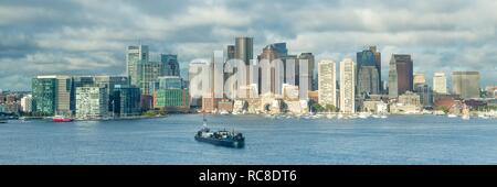Skyline, gratte-ciel, d'un cargo, canal principal de Boston, Boston, Massachusetts, USA Banque D'Images
