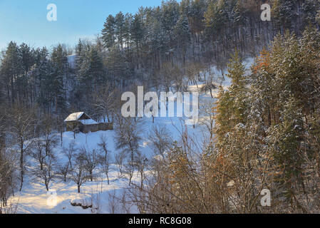 Maison en bois dans la région de Sunny Winter Landscape Banque D'Images