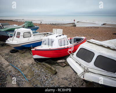 Les petits bateaux de pêche sur la plage à Bexhill East Sussex UK Banque D'Images