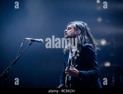 Le groupe de rock folk britannique Mumford & Sons effectue un concert live à Forum à Copenhague. Musicien ici Winston Marshall est vu sur scène. Le Danemark, 12/05 2016. À l'exception du Danemark. Banque D'Images