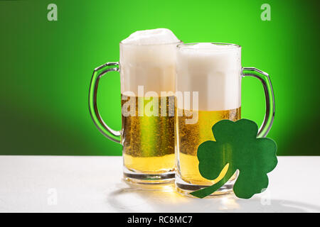 Deux chopes de bière. Concept pour la Saint-Patrick. Banque D'Images
