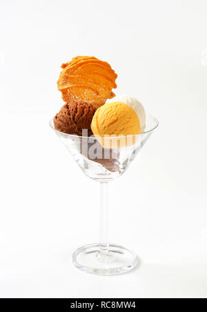 Trois boules de glaces en verre décoré avec des cookies Spritz Banque D'Images