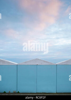 Coupé bleu couleurs au crépuscule au-dessus des cabines de plage sur la côte sud resort d'Eastbourne East Sussex UK en hiver Banque D'Images