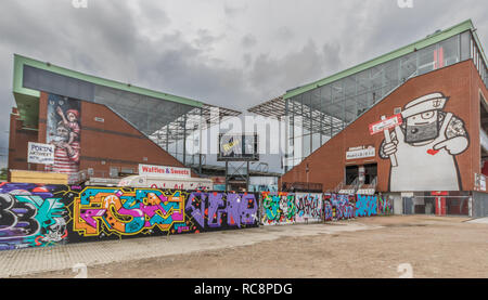 Hambourg, Allemagne - avec ses supporters identifiés par leur soutien à la politique de l'aile gauche, FC St Pauli est un club de football très populaire Banque D'Images