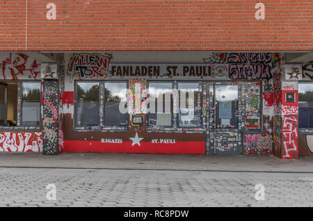 Hambourg, Allemagne - avec ses supporters identifiés par leur soutien à la politique de l'aile gauche, FC St Pauli est un club de football très populaire Banque D'Images