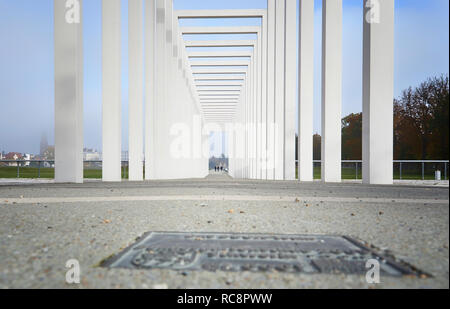 Les colonnades avec du brouillard à l'arrière-plan. Entrée de la prairie flottante à Schwerin, Allemagne. Banque D'Images