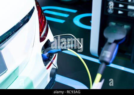 Connectez l'alimentation de véhicule électrique pour charge à la batterie. La technologie de charge de transport de l'industrie qui sont le futuriste de l'automobile. Banque D'Images