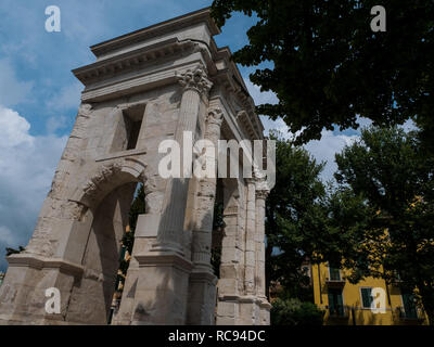 Arco dei gavi est un arc de triomphe de l'Époque Romaine situé dans la ville de l'amour, Vérone destination pour tous les visiteurs à la recherche d'une romance Banque D'Images