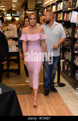 Vicky Pattison fait la promotion de son nouveau livre "Le vrai moi' à Waterstone's dans le centre commercial de Bluewater Kent en vedette : Vicky Pattison Où : Kent, Royaume-Uni Quand : 03 août 2016 Crédit : Steve Finn/WENN Banque D'Images