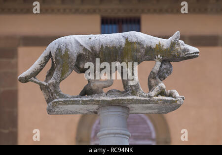 La louve mythique avec Romulus et Remus sculpture en face de la Cathédrale de Sienne, Toscane, Italie Banque D'Images