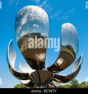Floralis Generica, sculpture métallique représentant une fleur, United Nations Plaza, Buenos Aires, Argentine, Amérique du Sud Banque D'Images