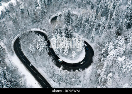 Les voitures et les camions sur la route au milieu de l'hiver Banque D'Images