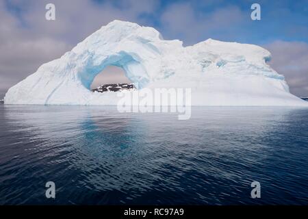 Arche naturelle taillée dans un iceberg, le son de l'Antarctique, Péninsule Antarctique, l'Antarctique Banque D'Images
