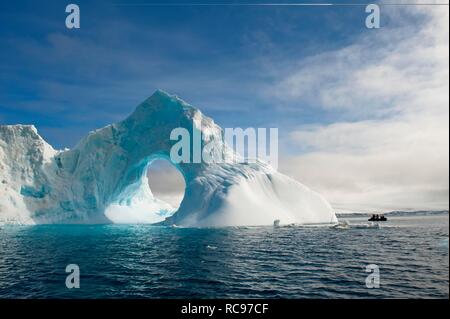 Arche naturelle taillée dans un iceberg, le son de l'Antarctique, Péninsule Antarctique, l'Antarctique Banque D'Images