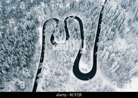 L'autoroute à travers la neige dans les montagnes Banque D'Images