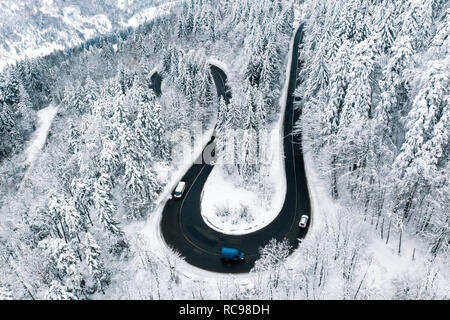 Beaucoup de neige et la liquidation des roadtrough là-haut, dans les montagnes Banque D'Images