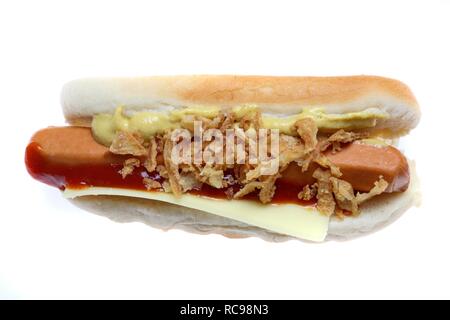 Restauration rapide, des hot dog du réfrigérateur pour réchauffer avec du ketchup, de la moutarde et des oignons frits Banque D'Images