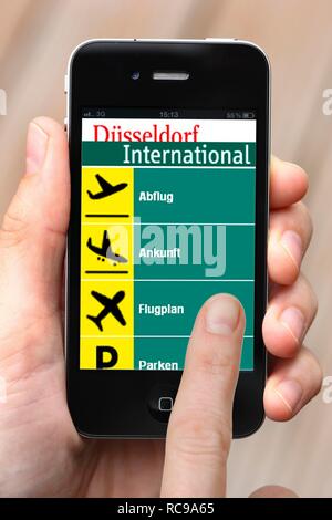 Iphone, téléphone, l'app sur l'écran, les départs, arrivées, et des liaisons aériennes, l'Aéroport International de Düsseldorf Banque D'Images