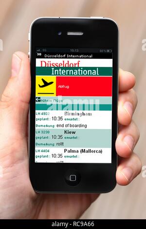 Iphone, téléphone, l'app sur l'écran, les départs, arrivées, et des liaisons aériennes, l'Aéroport International de Düsseldorf Banque D'Images
