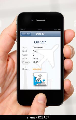 Iphone, téléphone, l'app sur l'écran, les départs, arrivées, et des liaisons aériennes, l'Aéroport International de Düsseldorf Banque D'Images