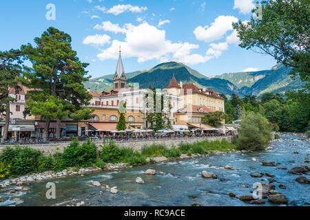 Passer de la rivière promenade d'hiver, Merano, le Tyrol du Sud, Italie Banque D'Images