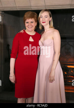 Premier ministre Nicola Sturgeon et l'actrice Saoirse Ronan arrivant à la premiere écossais de Marie, Reine des Écossais, au château d'Édimbourg. Banque D'Images