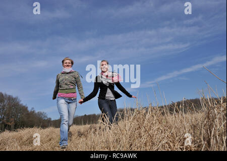 Zwei junge Frauen zusammen in freier Natur | deux jeunes une adolescente à l'extérieur ensemble Banque D'Images