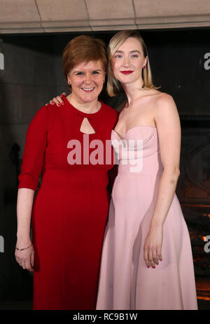 Premier ministre Nicola Sturgeon et l'actrice Saoirse Ronan arrivant à la premiere écossais de Marie, Reine des Écossais, au château d'Édimbourg. Banque D'Images