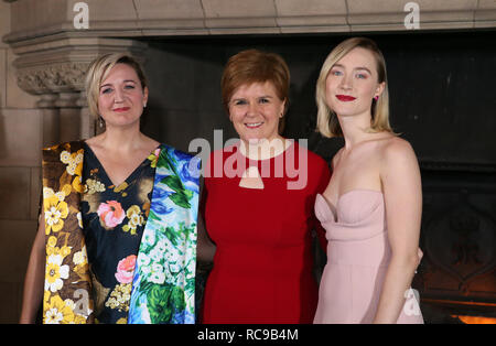 (De gauche à droite) Josie Rourke Directeur, Premier Ministre Nicola Sturgeon et l'actrice Saoirse Ronan arrivant à la premiere écossais de Marie, Reine des Écossais, au château d'Édimbourg. Banque D'Images