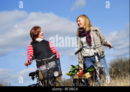 Zwei Frauen mit Fahrrad und jungendliche Gemüsekorb - junges Gemüse | deux jeunes femmes avec leur vélo et un panier de légumes Banque D'Images