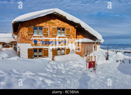 Refuge de montagne à l'ascenseur Alpspitzbahn Enzianstube sur la montagne Alpspitz Nesselwang, en Allgäu, Bavière, Allemagne, le 11 janvier 2019. © Peter Schatz Banque D'Images