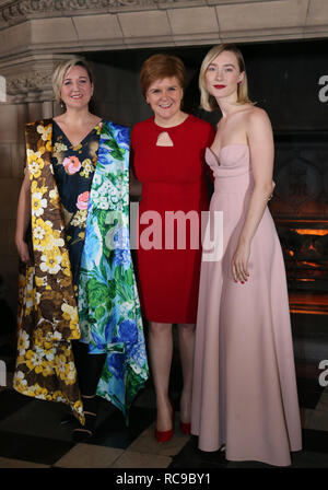 (De gauche à droite) Josie Rourke Directeur, Premier Ministre Nicola Sturgeon et l'actrice Saoirse Ronan arrivant à la premiere écossais de Marie, Reine des Écossais, au château d'Édimbourg. Banque D'Images