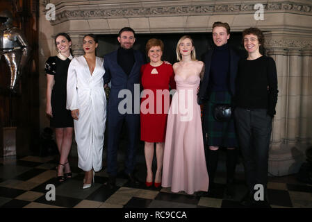 (De gauche à droite)) Actrices Eileen O'Higgins, Izuka Hoyle, James McArdle, premier ministre Nicola Sturgeon, l'actrice Saoirse Ronan, l'acteur Jack Lowden et actrice Karen Dunbar arrivant à la premiere écossais de Marie, Reine des Écossais, au château d'Édimbourg. Banque D'Images