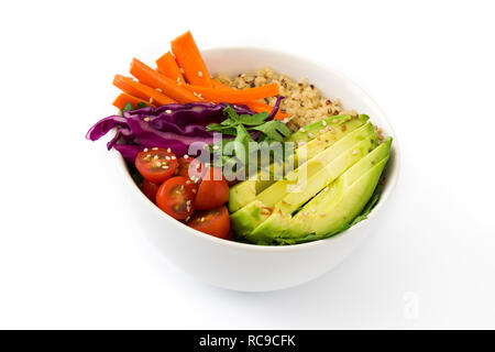 Bol Bouddha végétalien avec des légumes crus et quinoa isolé sur fond blanc Banque D'Images