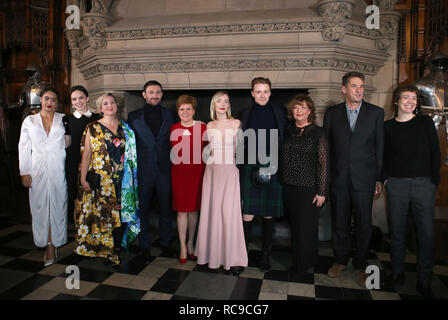 (De gauche à droite) Actrices Eileen O'Higgins, Izuka Hoyle, directeur Josie Rourke, James McArdle, premier ministre Nicola Sturgeon, l'actrice Saoirse Ronan, l'acteur Jack Lowden, Fiona Hyslop,Tim Bevan et actrice Karen Dunbar arrivant à la premiere écossais de Marie, Reine des Écossais, au château d'Édimbourg. Banque D'Images