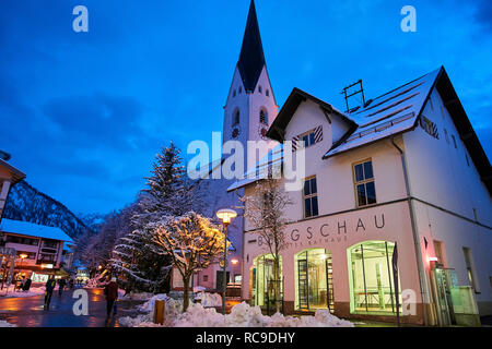 Vue sur la ville et le tourisme point l'Ancien hôtel de ville avec l'église St.Johannes Babtist dans le froid jusqu'à moins 14 degrés, les arbres sont gelés en vu Banque D'Images