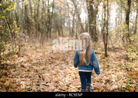 Petite fille explorer forest Banque D'Images