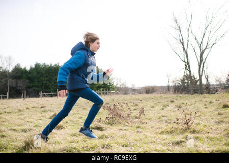 Boy running in field Banque D'Images