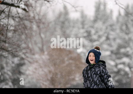 Boy in winter landscape Banque D'Images