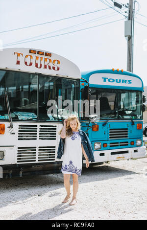 Jeune femme en face d'autobus d'excursion, Menemsha, Martha's Vineyard, Massachusetts, USA Banque D'Images