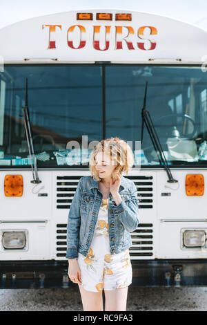 Jeune femme en face de tour bus, Menemsha, Martha's Vineyard, Massachusetts, USA Banque D'Images
