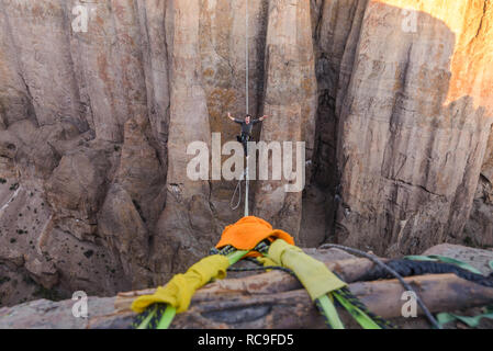 Highlining en Piedra Parada, au sud de la Patagonie, Argentine Banque D'Images