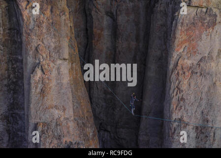 Highlining en Piedra Parada, au sud de la Patagonie, Argentine Banque D'Images