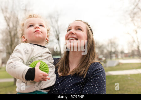 Mère et son in park Banque D'Images