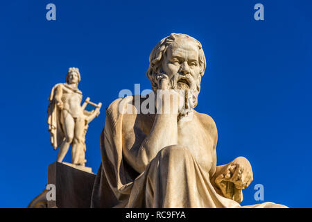 Statue du philosophe grec Socrate en face de l'Académie d'Athènes, Grèce Banque D'Images