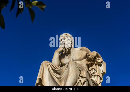 Statue du philosophe grec Socrate en face de l'Académie d'Athènes, Grèce Banque D'Images