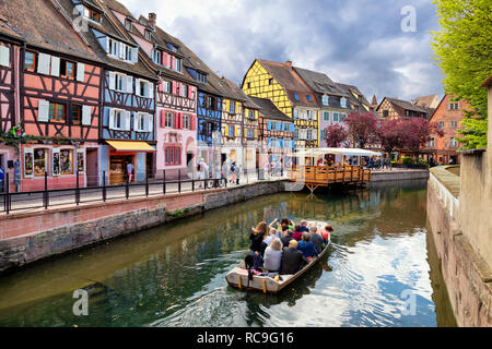 Colmar, France. Bateau avec les touristes sur canal dans la petite Venise (la Petite Venise) salon Banque D'Images