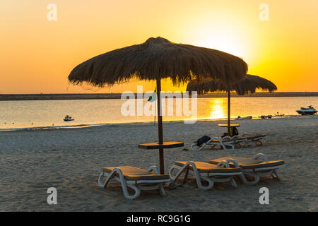 Coucher de soleil sur plage près de Al Fanar Hotel à Salalah, Oman, Gouvernorat de Dhofar Banque D'Images