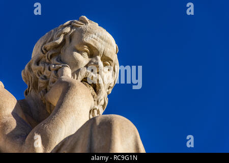 Statue du philosophe grec Socrate en face de l'Académie d'Athènes, Grèce Banque D'Images